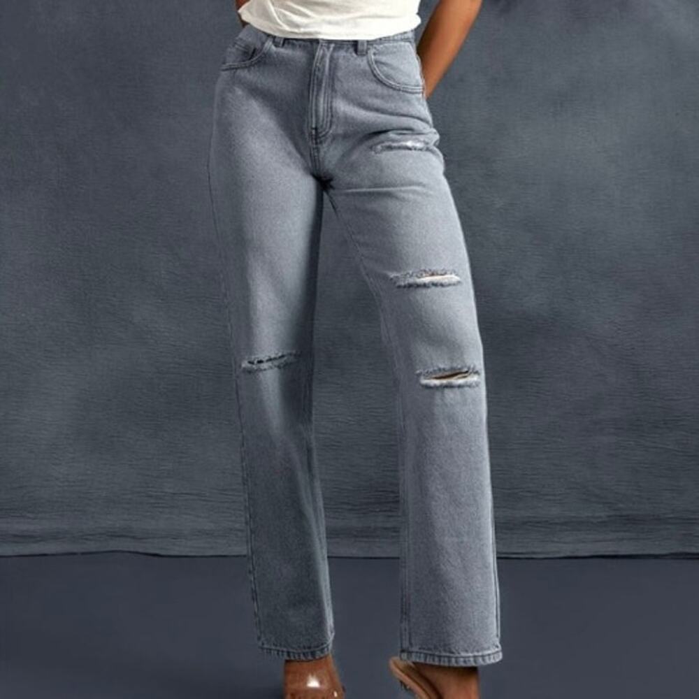 Pretty Little Thing Straight Leg Jeans in Blue Light Wash